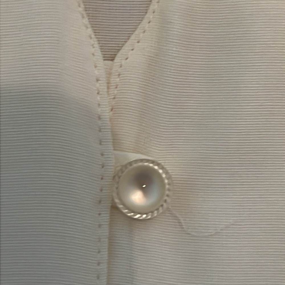 Sweet Keyhole Ivory Blouse🗝️❤️ - Picture 4 of 6